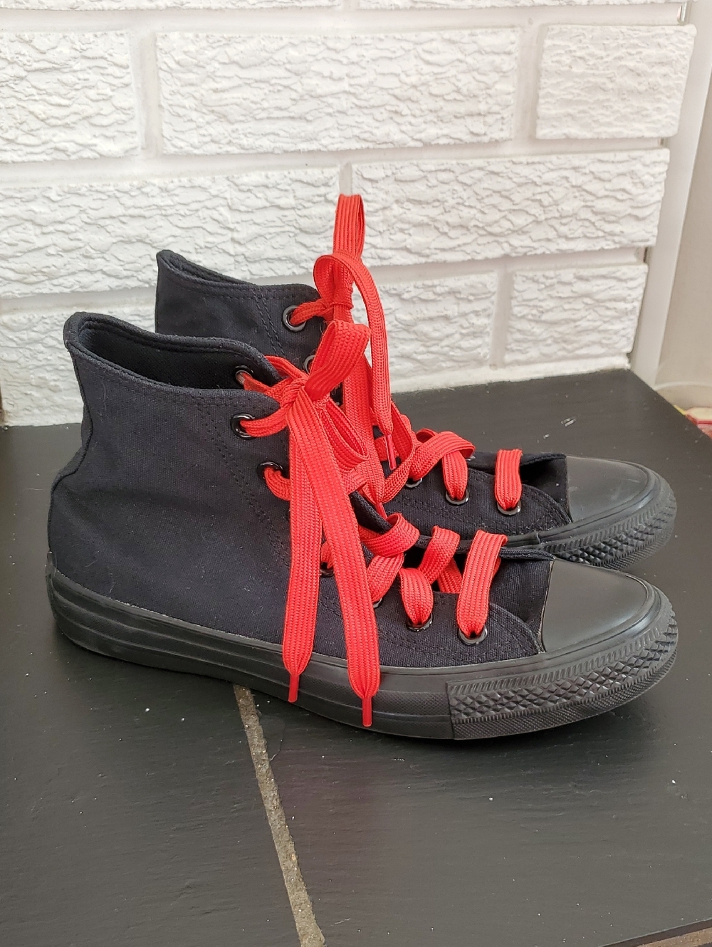 Converse All Stars Black Classic High Top Sneaker Red Laces Size Sz 7 Casual